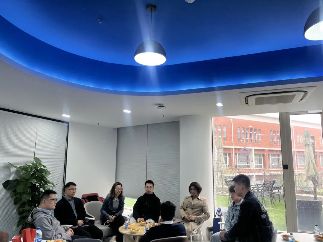 图片4 交流现场.jpg 图片4 交流现场.jpg